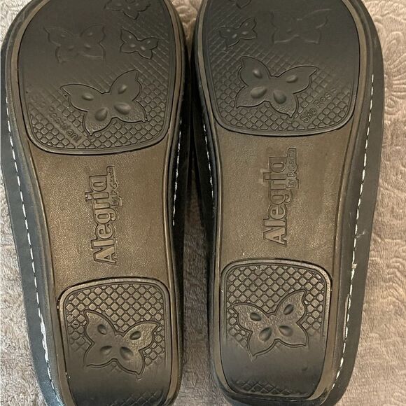 Alegria Black Platform Shoes with Embossed Design - Picture 11 of 12